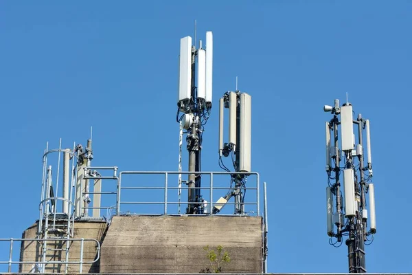 Torre Telecomunicações Com Céu Azul — Fotografia de Stock