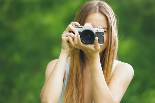 Mujer Joven Tomando Una Foto Con Una Vieja Cámara — Foto de Stock