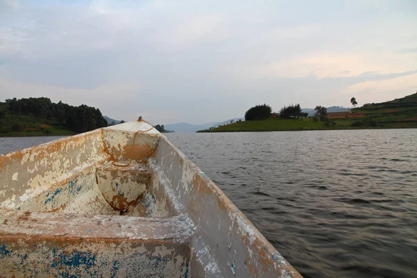 Frente Viejo Barco Lanzamiento Lago Bunyoni Uganda Rodeado Los Hogares —  Fotos de Stock