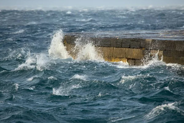 Stormachtige Golven Die Het Dok Raken — Stockfoto