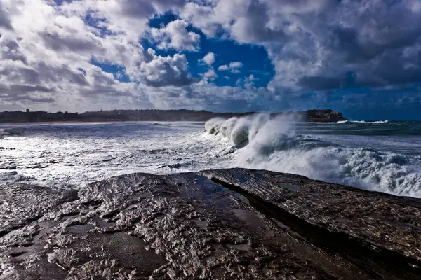 Salpicando Olas Whitby Beach Yorkshire Inglaterra — Foto de Stock