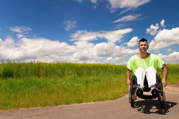 Mann Mit Rollstuhl Unterwegs Seitenansicht — Stockfoto