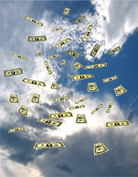 青い空を飛ぶドル紙幣 — ストック写真