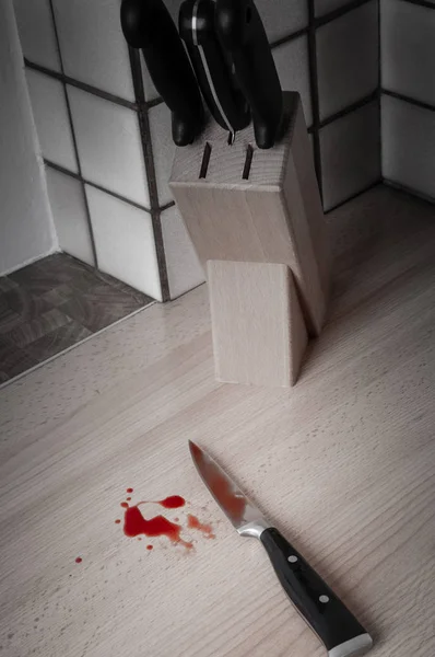 Handsäge Mit Messer Und Pinsel Auf Dem Boden — Stockfoto