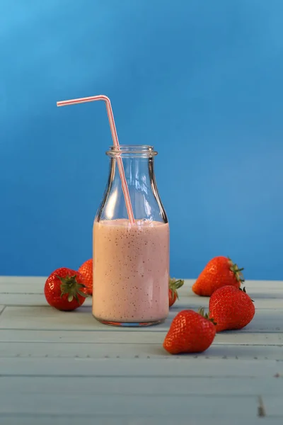 Smoothie Morango Com Morangos Fundo Azul — Fotografia de Stock