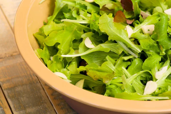 Sla Salade Met Knoflook Beige Kom Rustieke Tafel — Stockfoto