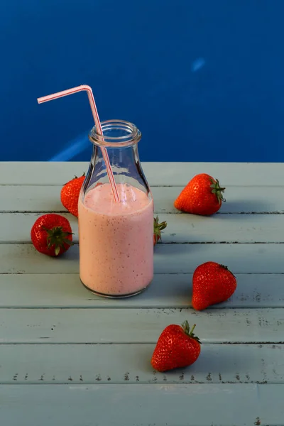 Smoothie Morango Com Morangos Fundo Azul — Fotografia de Stock