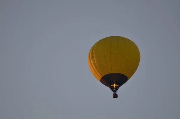Horkovzdušný Balón Večerní Obloze — Stock fotografie