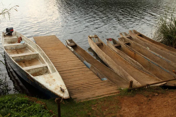 Eine Gruppe Einbaum Kanus Und Ein Boot Warten Ufer Des — Stockfoto