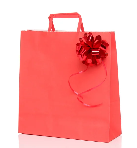 Rote Einkaufstasche Aus Papier Mit Schleife Über Weißem Stoff — Stockfoto