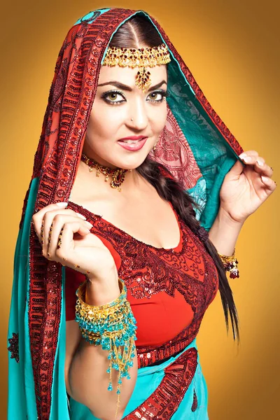 穿着传统服装的年轻漂亮的印度妇女 — 图库照片