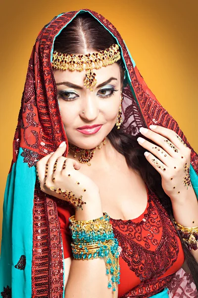 Όμορφη Νεαρή Ινδή Γυναίκα Παραδοσιακά Ρούχα — Φωτογραφία Αρχείου