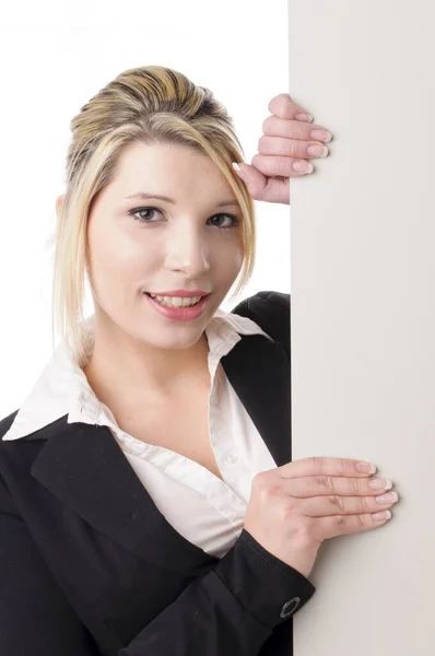 暗い灰色のブレザーの若い魅力的な女性 ビジネス女性 は白い背景を背景に隔離されたカメラに空白の看板を持っています — ストック写真