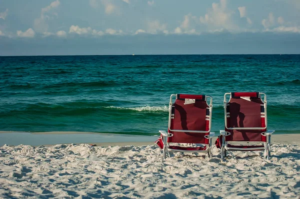 Zwei Stühle Auf Einem Strand Mit Golf Von Mexiko Hintergrund — Stockfoto