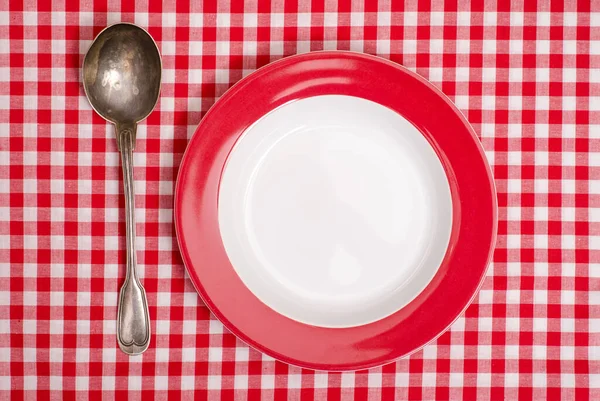 Rot Karierte Tischdecke Mit Silberlöffeln Und Tellern — Stockfoto