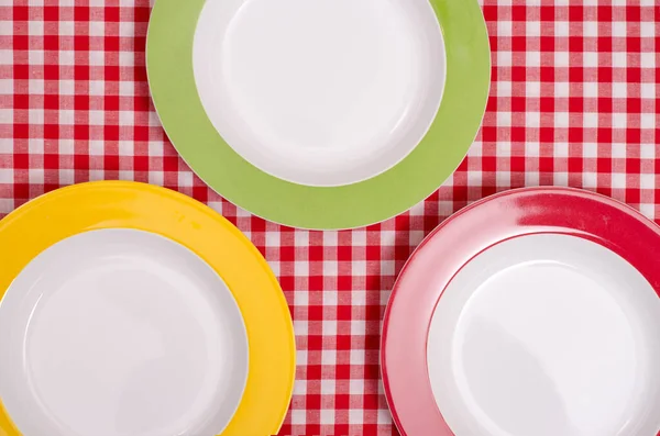 Masadaki Kırmızı Yeşil Sarı Masa Kareli Masa Örtüsüyle — Stok fotoğraf