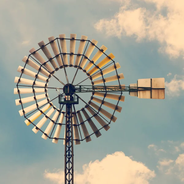 Alte Windmühle Vor Blauem Himmel Schneideweg Inklusive — Stockfoto