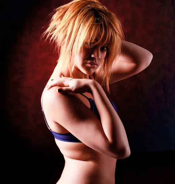 Smyslná Blondýna Dívka Spodním Prádle Tmavém Pozadí Royalty Free Stock Obrázky