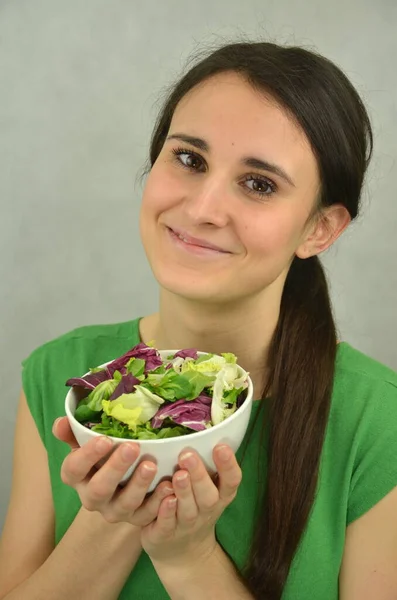 Schöne Junge Mädchen Hält Eine Schüssel Mit Gemüse — Stockfoto