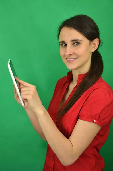 Menina Bonita Está Segurando Tablet Branco Fundo Verde — Fotografia de Stock