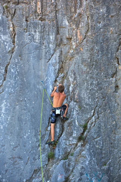 Junger Bergsteiger Auf Dem Felsen Sistiana Triest — Stockfoto