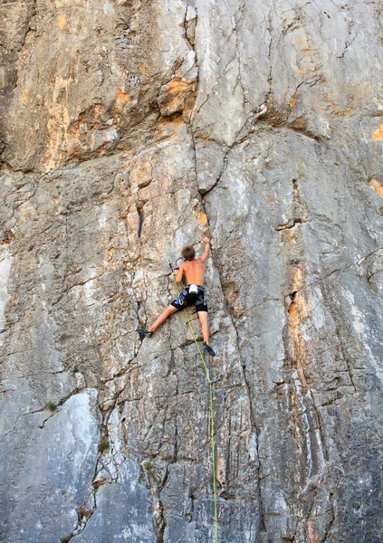 Sistiana岩石上的年轻登山者 的里雅斯特 — 图库照片