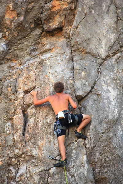 Junger Bergsteiger Auf Dem Felsen Sistiana Triest — Stockfoto