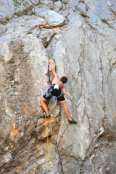 Giovane Arrampicatore Sulla Roccia Sistiana Trieste — Foto Stock