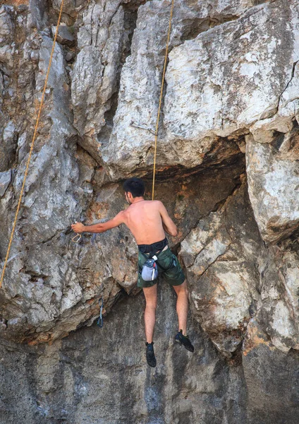 Junger Bergsteiger Auf Dem Felsen Sistiana Triest — Stockfoto