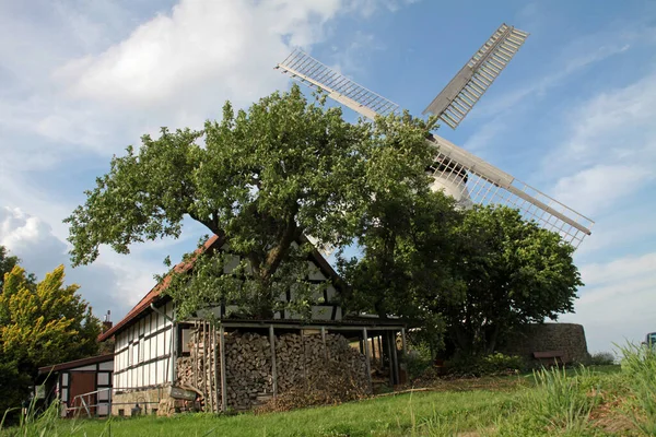 Naturskön Utsikt Över Landskapet Med Väderkvarnsbyggnad — Stockfoto