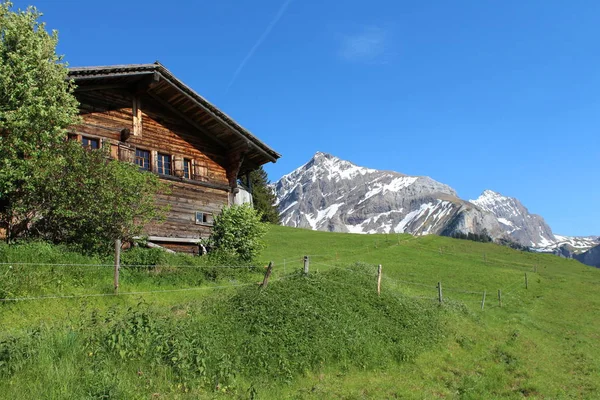 スイスアルプスの古い家と山 — ストック写真