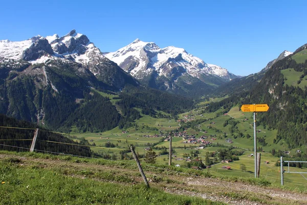 Prachtig Berglandschap Richtingbord Zwitserse Alpen — Stockfoto