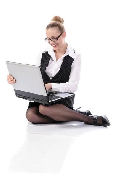 Atrakcyjna Młoda Bizneswoman Garniturze Biznesowym Siedzi Podłodze Pracuje Swoim Laptopie — Zdjęcie stockowe