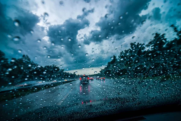 戏剧化的天空和在高速公路上开车时带着一点雨的云彩 — 图库照片