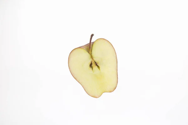 Hälften Äpple Hängande Luften Vit Bakgrund — Stockfoto