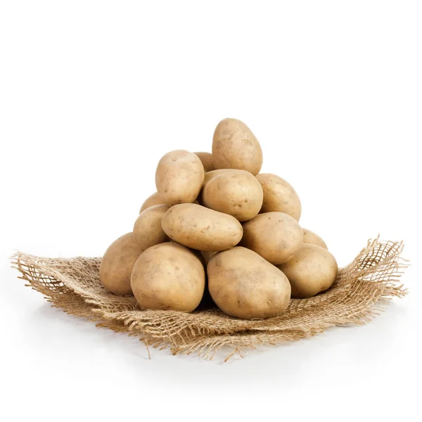 Oogsten Van Rauwe Aardappelen Jutedoek Witte Ondergrond — Stockfoto