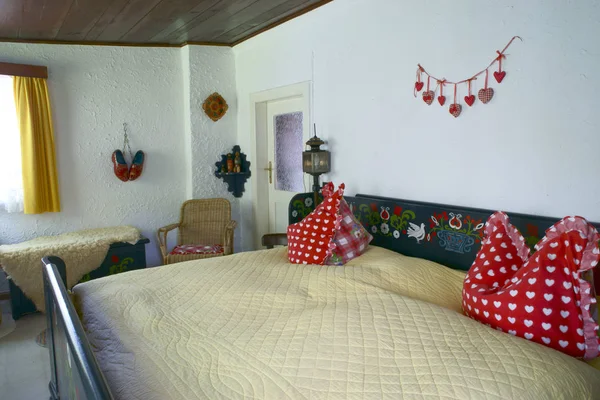 Υπνοδωμάτιο Κρεβάτι Και Διακόσμηση Τραπεζιού — Φωτογραφία Αρχείου