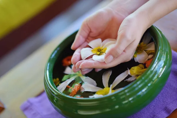 Spa Och Skönhetscenter Kvinnlig Hand Och Blomma Vatten — Stockfoto