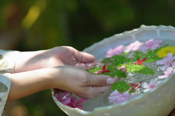 Spa Bellezza Femminile Mano Fiore Acqua — Foto Stock