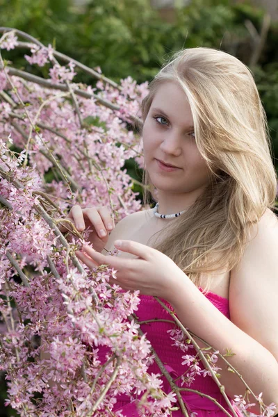 Mulher Com Flores Cereja — Fotografia de Stock