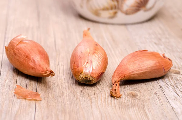 Primo Piano Tre Scalogni Con Buccia Cipolla — Foto Stock