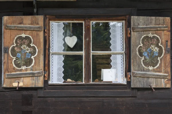 Okno Chaty Krajkovými Záclonami — Stock fotografie