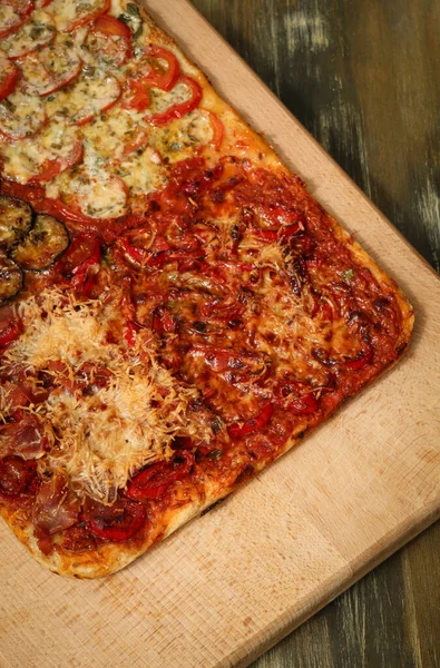 Quadratische Hausgemachte Pizza Vier Geschmacksrichtungen Auf Holzbrett — Stockfoto