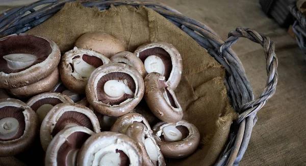 Braune Champignons Grauen Korb Mit Jutebeutel Auf Rustikalem Tisch Mit — Stockfoto