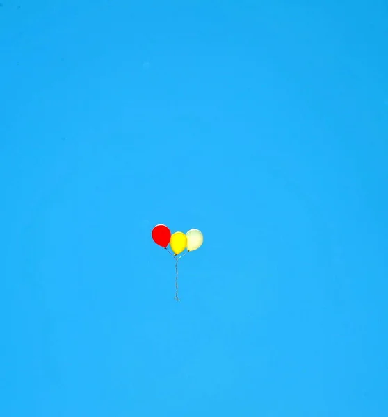 Kleurrijke Ballonnen Vliegen Hoog Lucht — Stockfoto