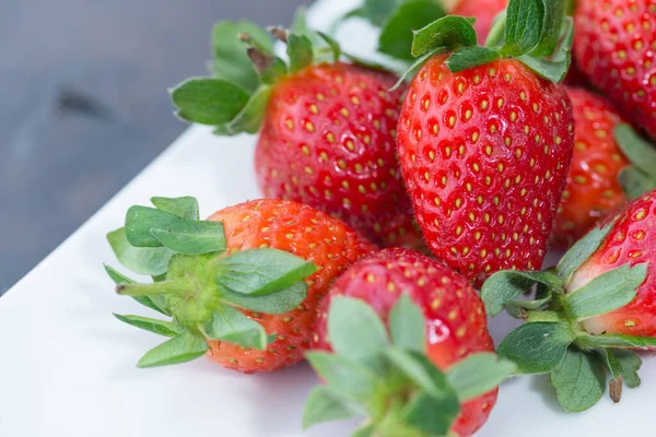 Fraises Fraîches Sur Une Table Bois — Photo