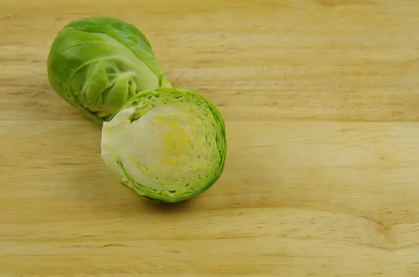 Bir Buçuk Brussel Lahanası Ahşap Kesim Tahtasının Üzerinde — Stok fotoğraf