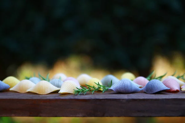 Imagen Muestra Coloridos Mejillones Escarabajos Una Tabla Madera Sobre Fondo —  Fotos de Stock