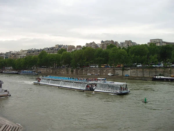フランスのパリにボートでセーヌ川 — ストック写真