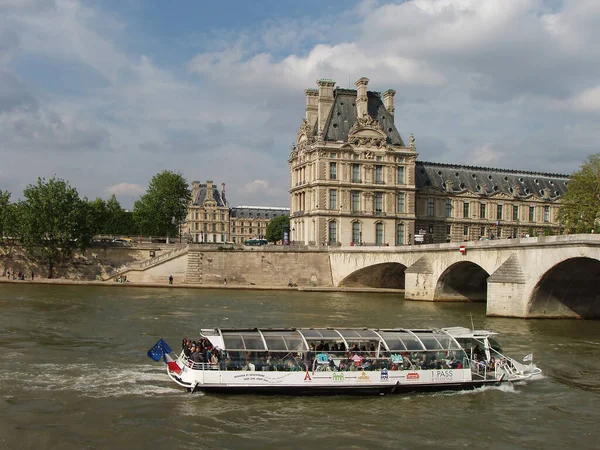 パリのセーヌ川とルーブル美術館 フランス — ストック写真